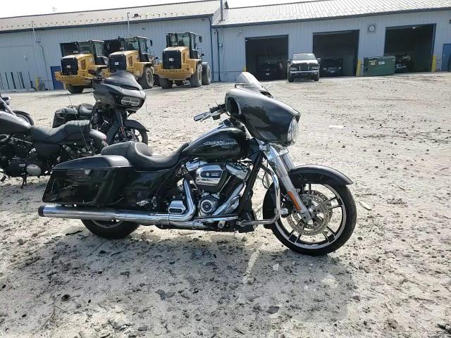 2017 Harley-Davidson Flhx Street Glide VIN: 1HD1KBC19HB638700 Lot: 84440575