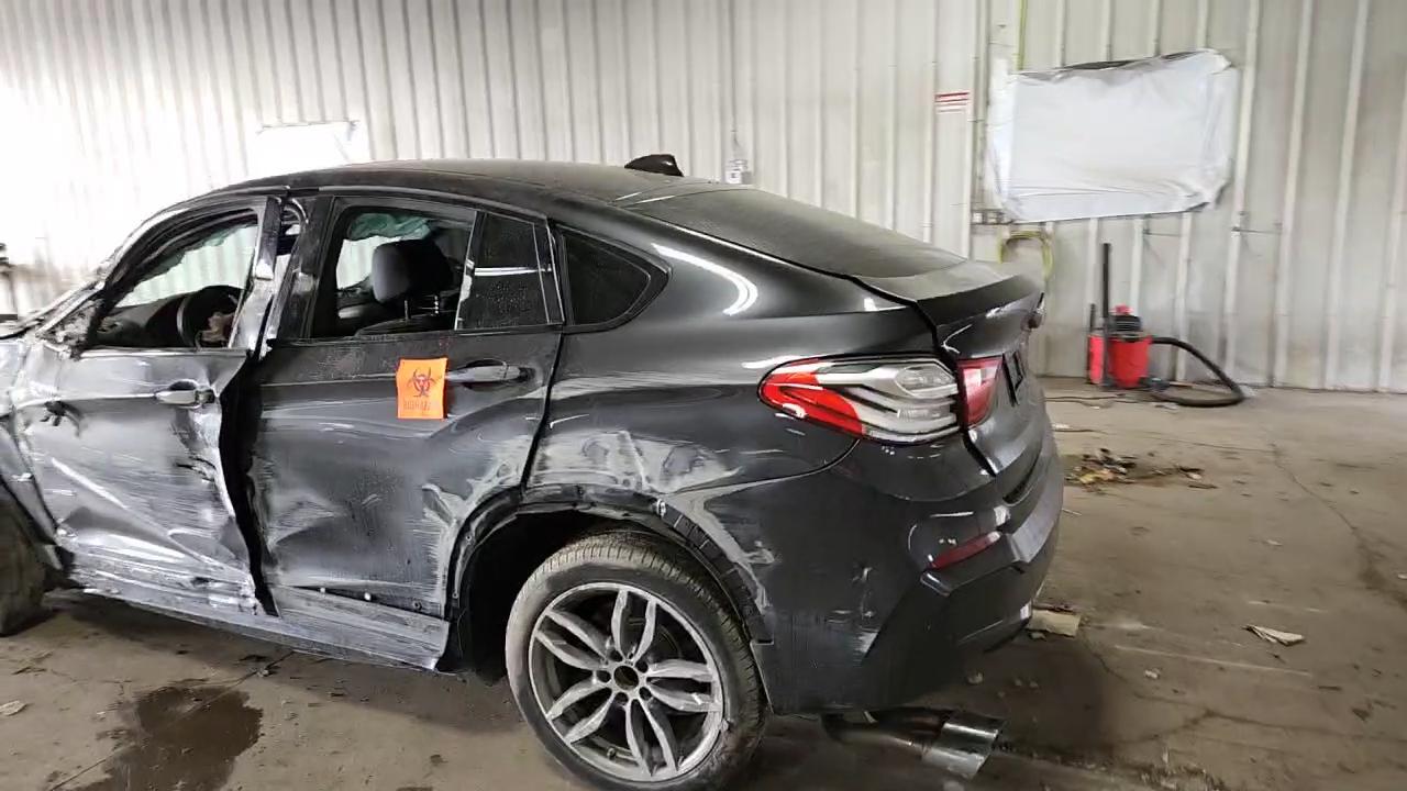 Фото: 5UXXW3C50J0T82021