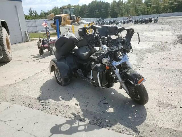 2017 Harley-Davidson Flhtcutg Tri Glide Ultra VIN: 1HD1MAD18HB853553 Lot: 71108135