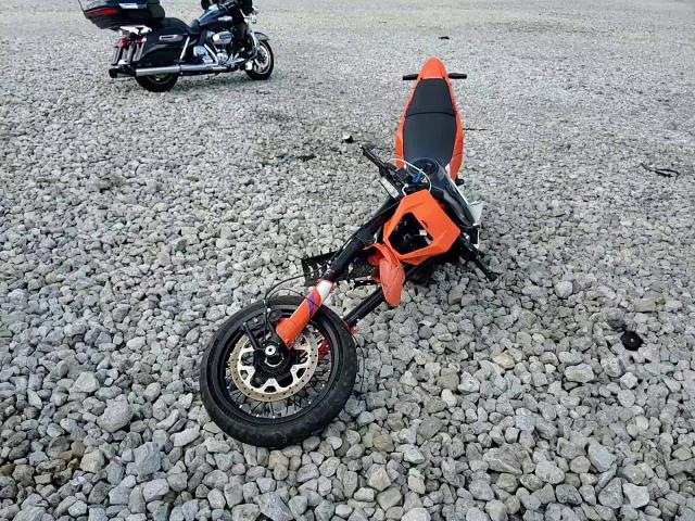 2025 Ktm 690 Smc VIN: MD2J2J409SN200163 Lot: 82145105