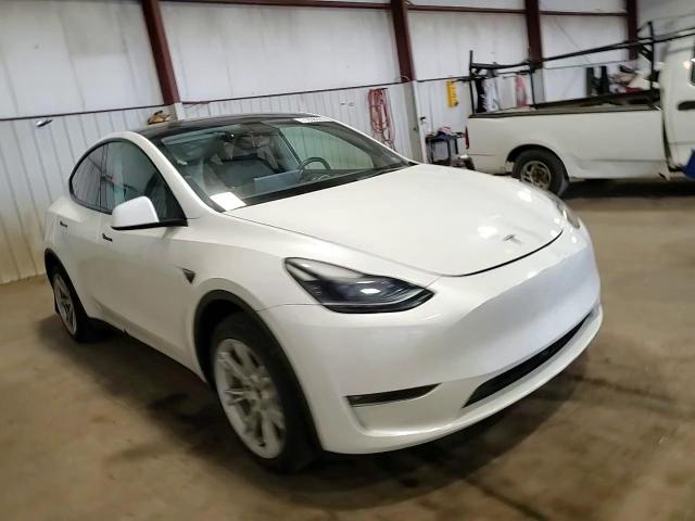 2023 Tesla Model Y VIN: 7SAYGDEE9PF685690 Lot: 71838335