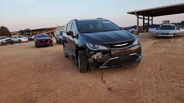 2017 Chrysler Pacifica Touring L VIN: 2C4RC1BG2HR621885 Lot: 71354835