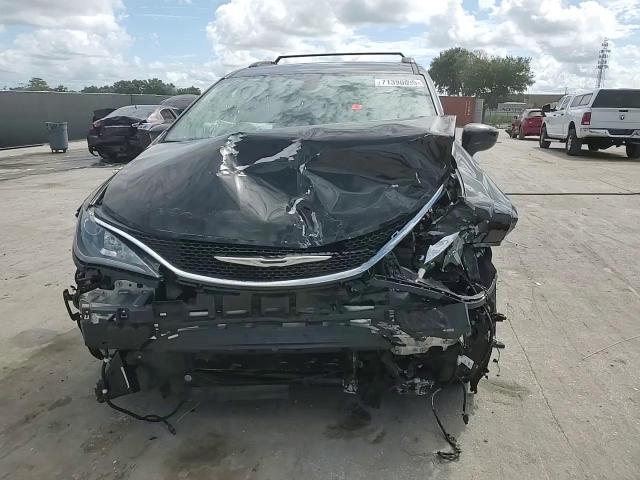 2017 Chrysler Pacifica Touring L VIN: 2C4RC1BG1HR511426 Lot: 71390095