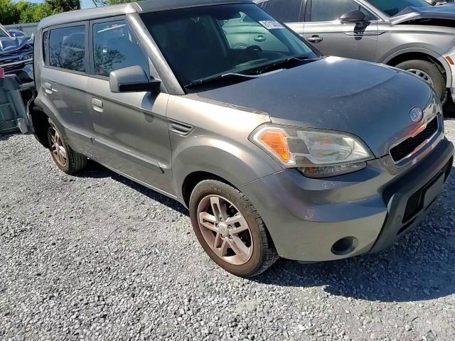 2010 Kia Soul + VIN: KNDJT2A27A7032928 Lot: 81713575