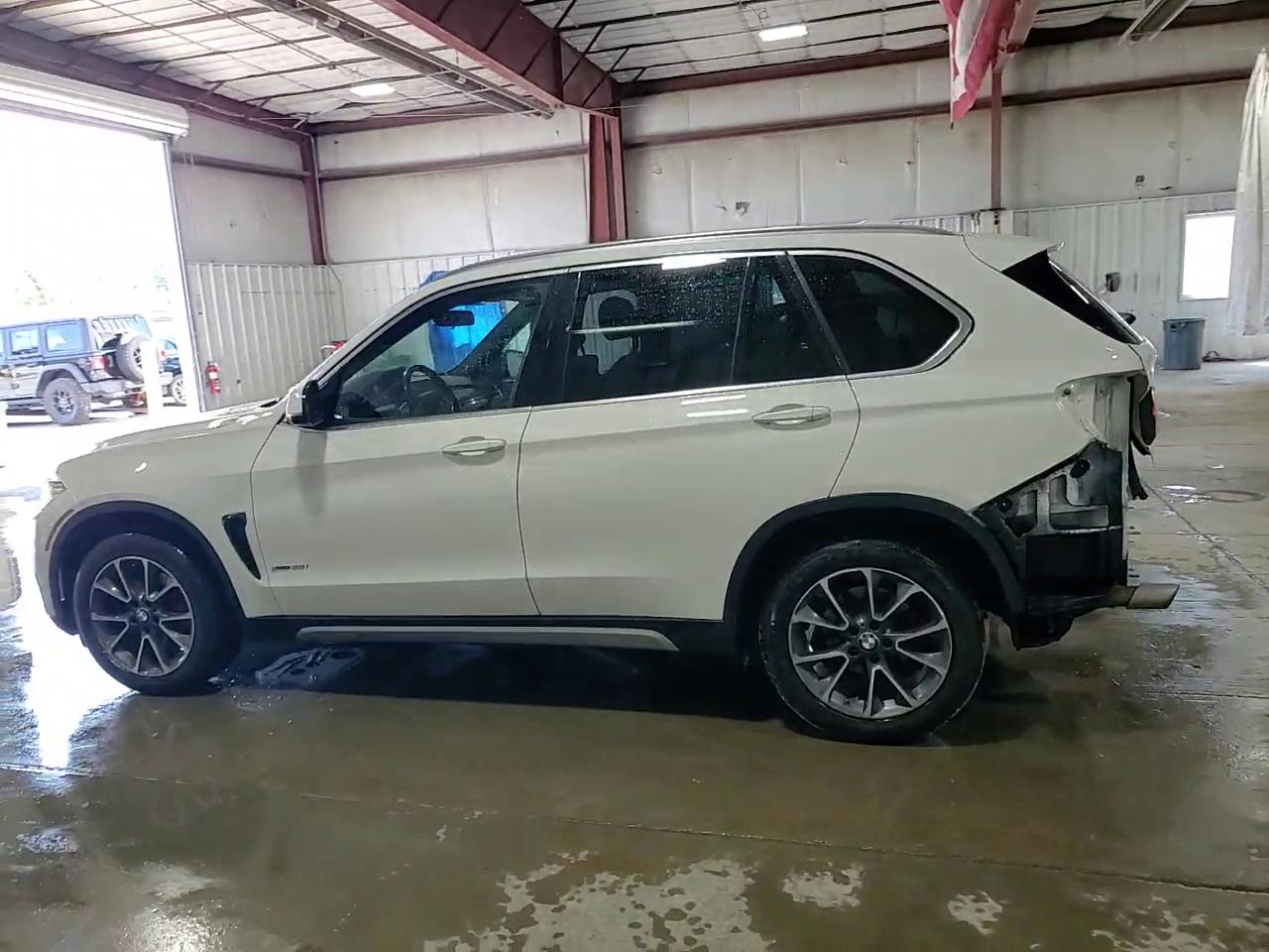 Фото: 5UXKR0C38H0X83258