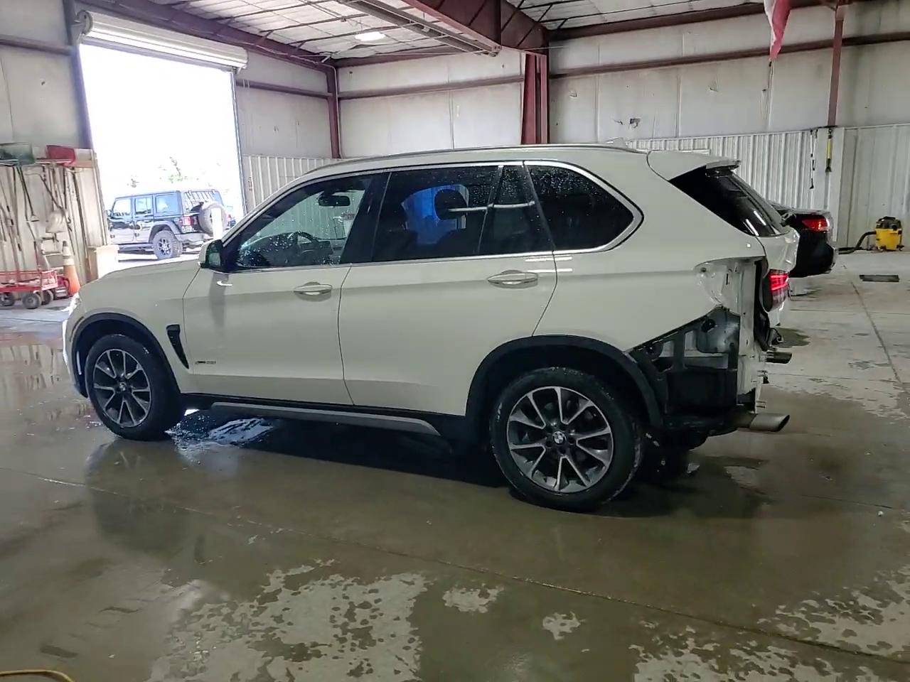 Фото: 5UXKR0C38H0X83258