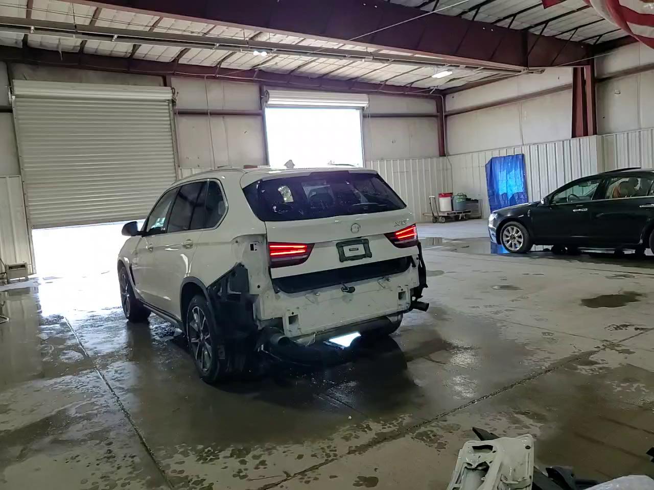 Фото: 5UXKR0C38H0X83258