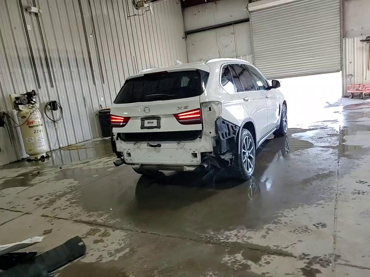 Фото: 5UXKR0C38H0X83258