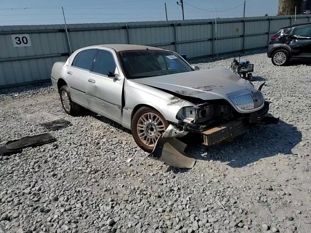 2008 Lincoln Town Car Signature Limited VIN: 2LNHM82WX8X658778 Lot: 81089305