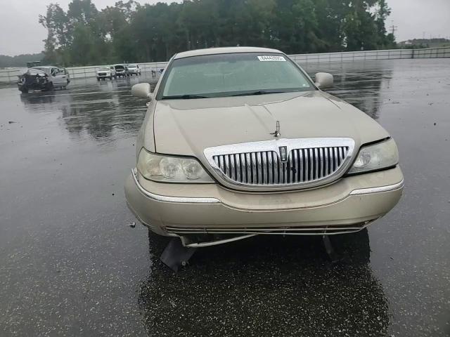 2005 Lincoln Town Car Signature VIN: 1LNHM81W35Y666542 Lot: 84442895