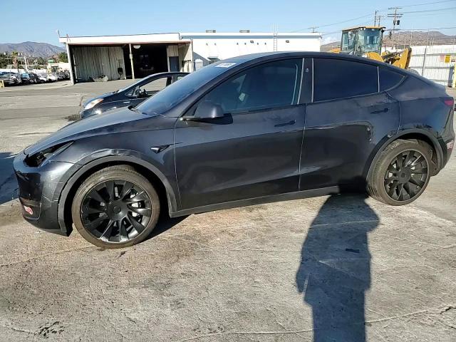 2024 Tesla Model Y VIN: 7SAYGDEE5RF085770 Lot: 70776895
