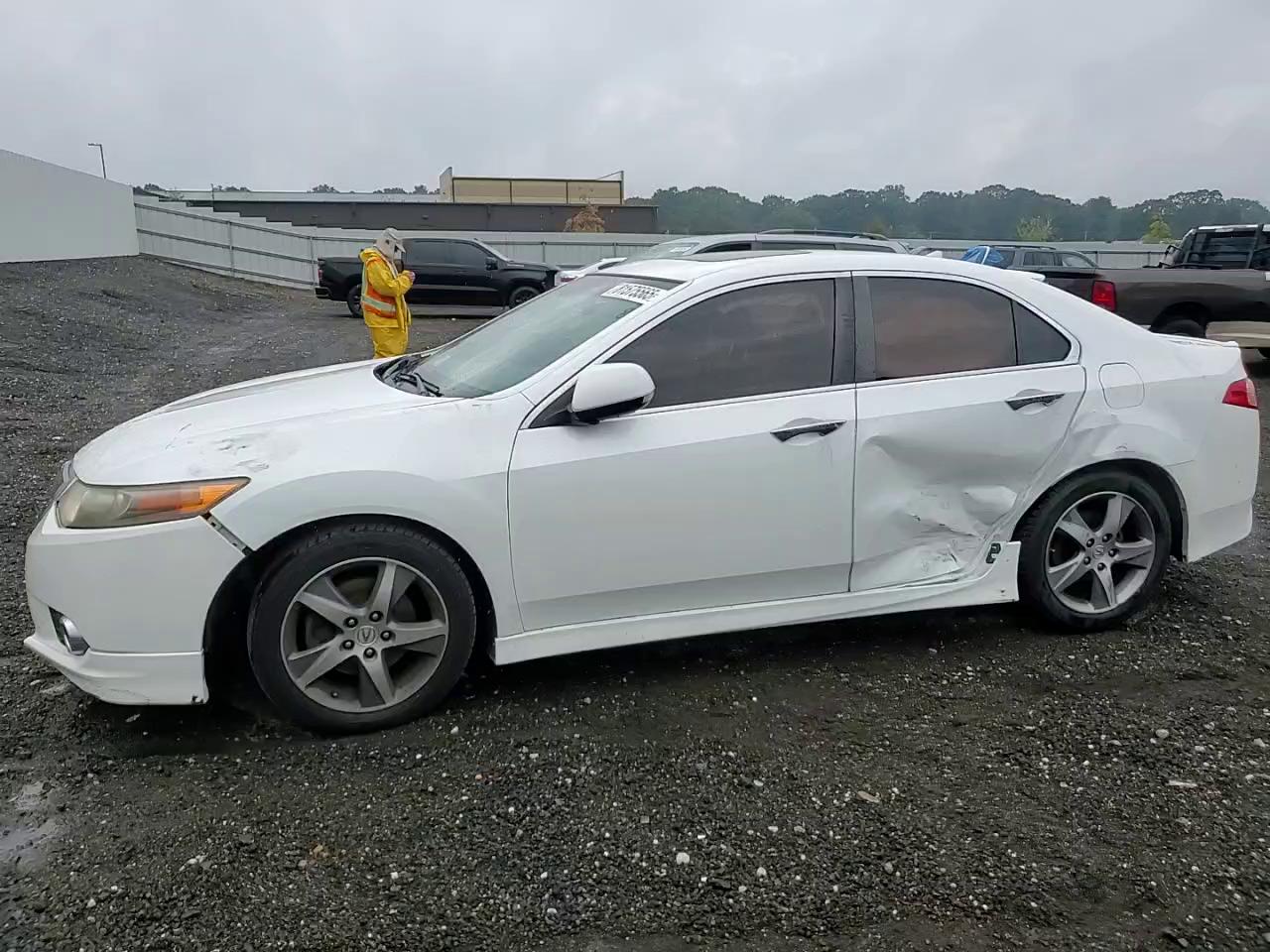 Фото: JH4CU2F83CC006015