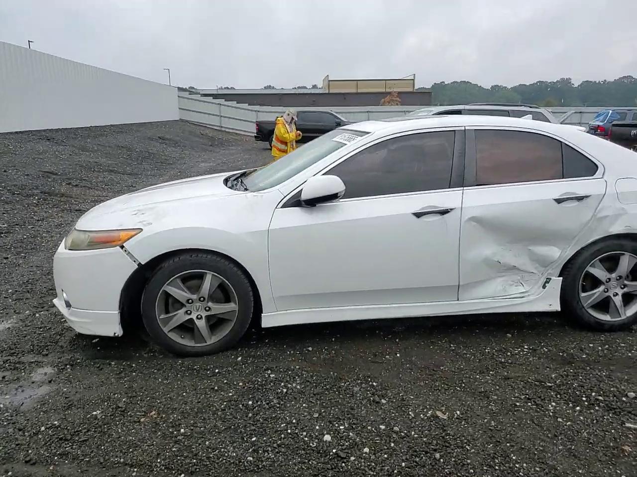 Фото: JH4CU2F83CC006015