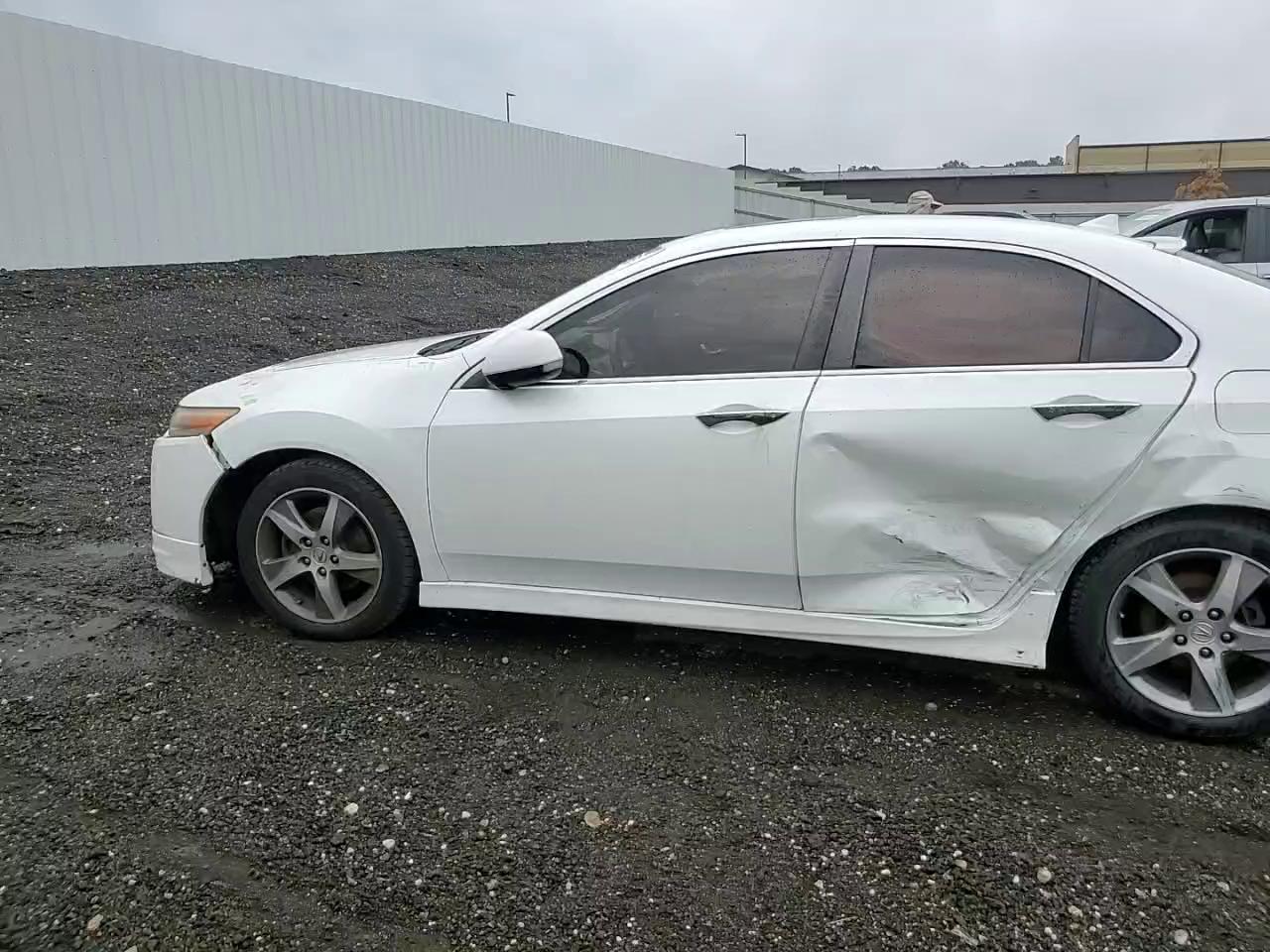 Фото: JH4CU2F83CC006015