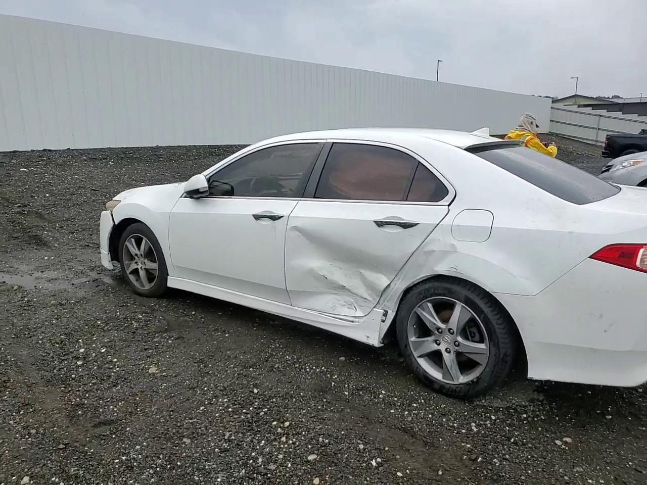 Фото: JH4CU2F83CC006015