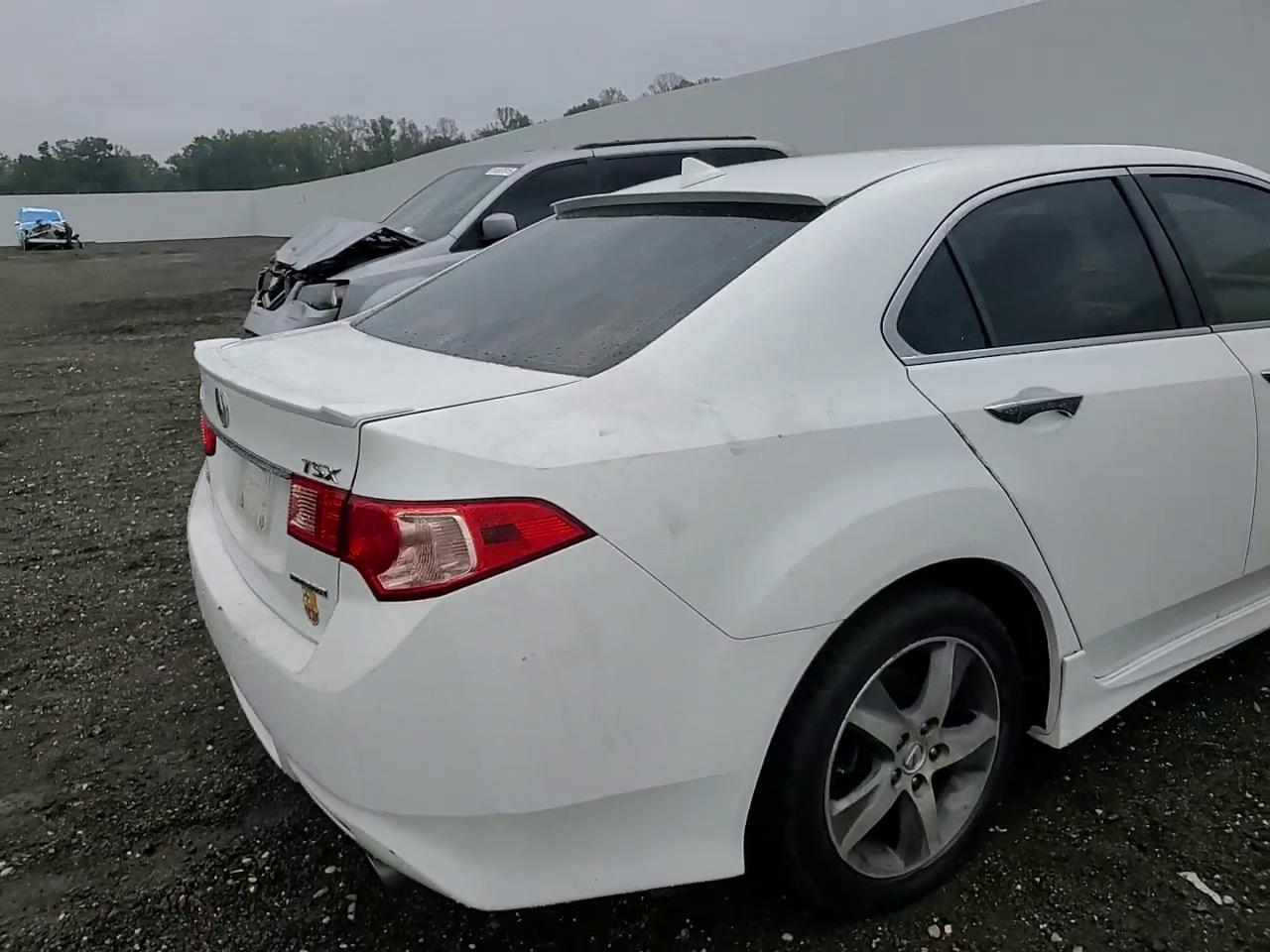 Фото: JH4CU2F83CC006015