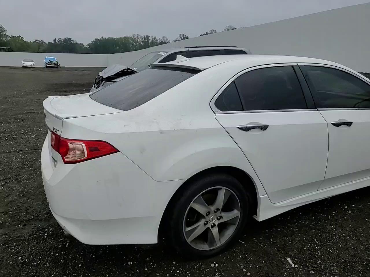 Фото: JH4CU2F83CC006015