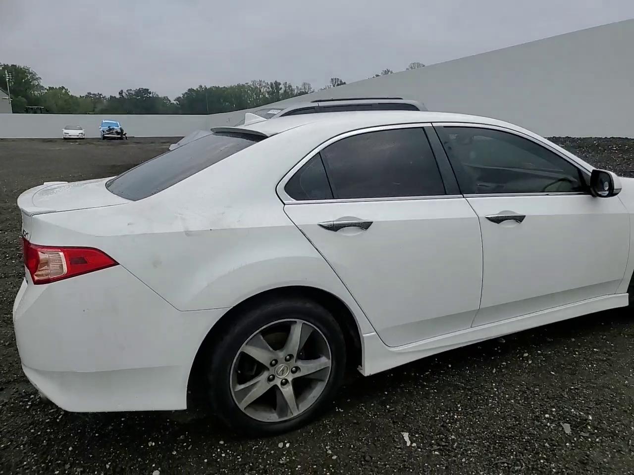 Фото: JH4CU2F83CC006015