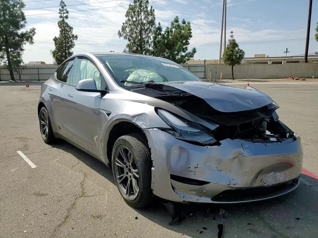 2025 Tesla Model Y VIN: 7SAYGDED4SF320852 Lot: 82130155