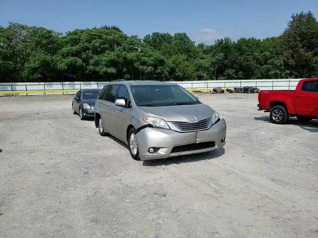 2017 Toyota Sienna Xle VIN: 5TDYZ3DC1HS891892 Lot: 70811915