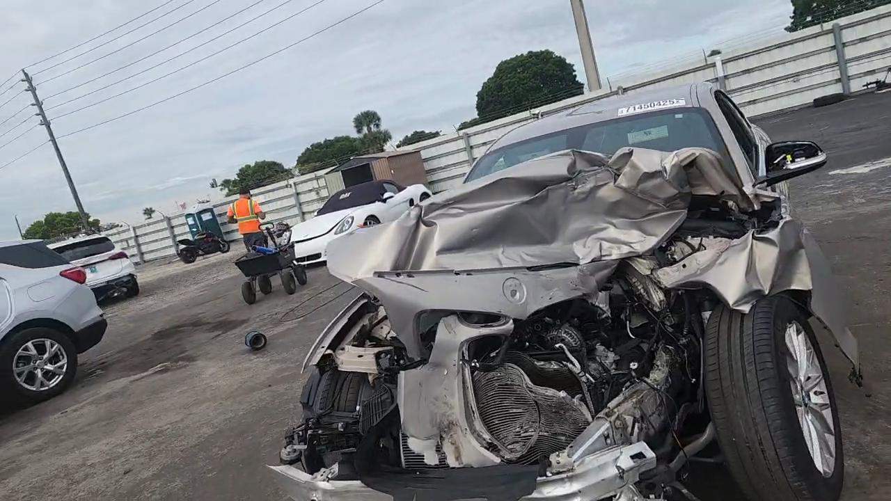 Фото: WBA1F9C54GV544204