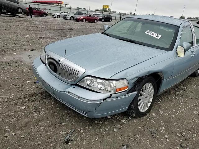 2005 Lincoln Town Car Signature VIN: 1LNHM81W95Y618401 Lot: 82116775