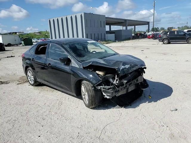 1FADP3F2XJL256420 2018 Ford Focus Se