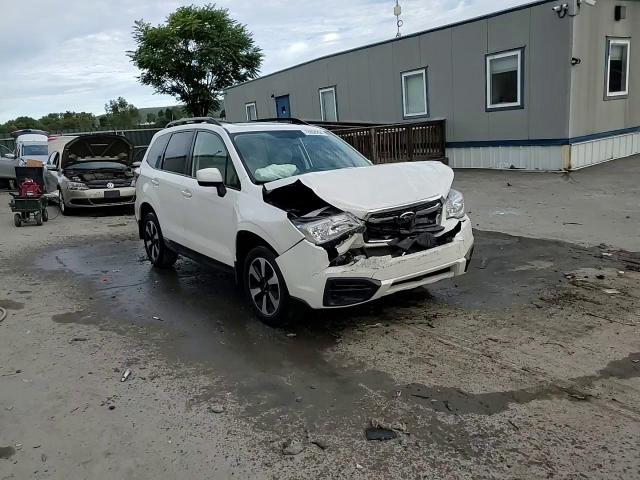 2018 Subaru Forester 2.5I Premium VIN: JF2SJAEC2JH589586 Lot: 73204254