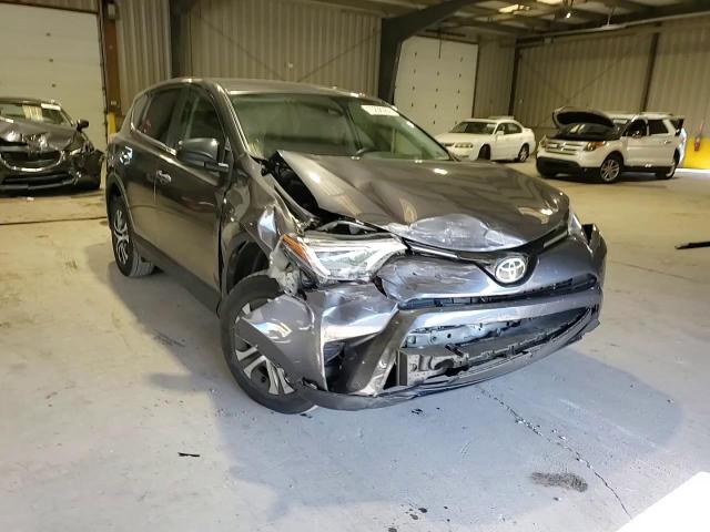 2T3BFREV2JW852492 2018 Toyota Rav4 Le