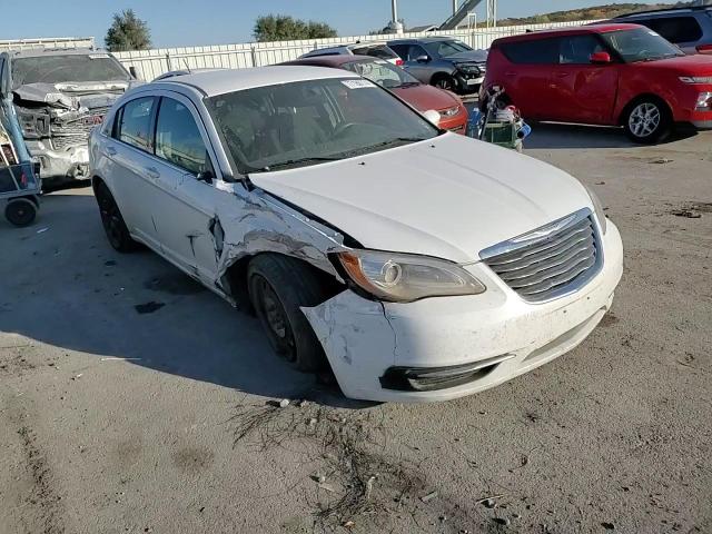 2014 Chrysler 200 - Image 10