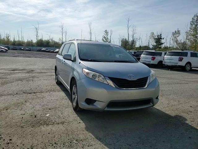 2011 Toyota Sienna - Image 12