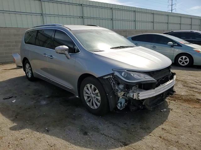 2018 Chrysler Pacifica - Image 12