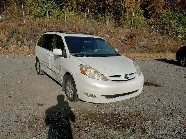2010 Toyota Sienna - Image 12