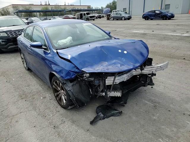 2016 Chrysler 200 - Image 10