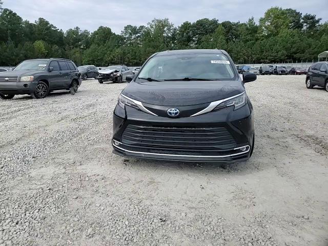 2022 Toyota Sienna - Image 11