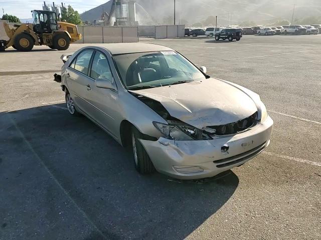 2004 Toyota Camry Le VIN: 4T1BF30K54U570306 Lot: 77150704