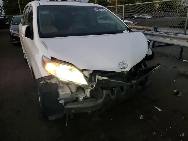 2011 Toyota Sienna - Image 11