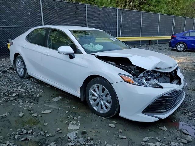 4T1B11HK0JU647327 2018 Toyota Camry L