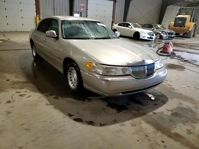 1999 Lincoln Town Car Executive VIN: 1LNHM81W9XY672526 Lot: 77373044