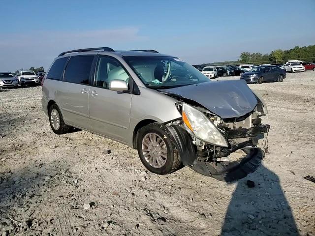 2010 Toyota Sienna - Image 12