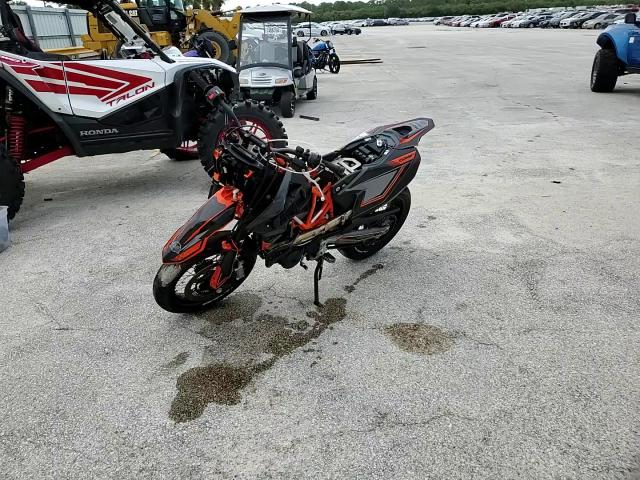 2022 Ktm 690 Smc R VIN: VBKLSV40XNM736084 Lot: 77317184