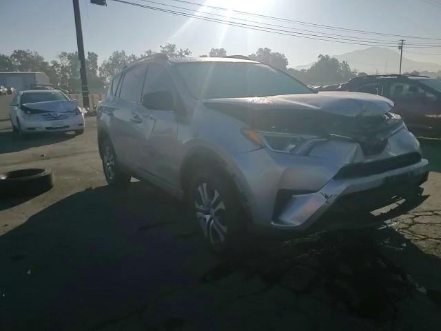 JTMZFREV8JJ167586 2018 Toyota Rav4 Le