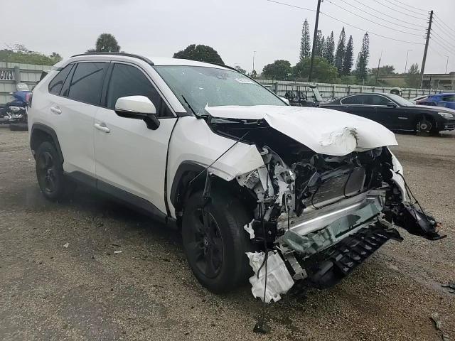 2T3W1RFV2MW136498 2021 Toyota Rav4 Xle