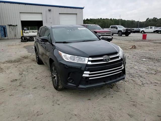 5TDZARFH0JS033116 2018 Toyota Highlander Le