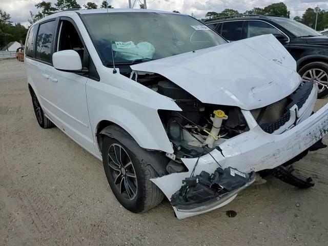 2017 Dodge Caravan - Image 11