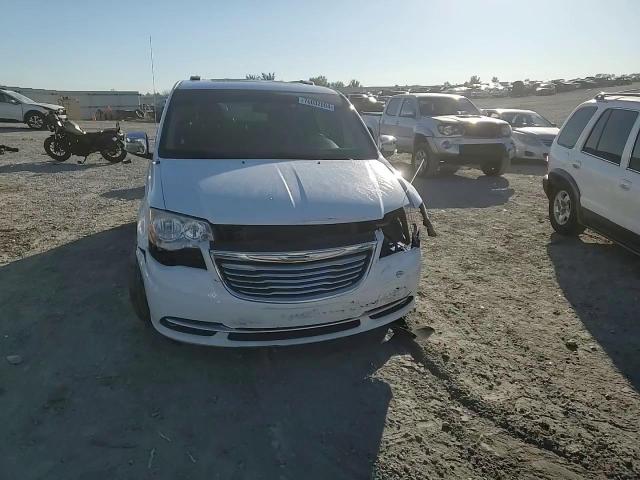 2014 Chrysler Town & Country - Image 11