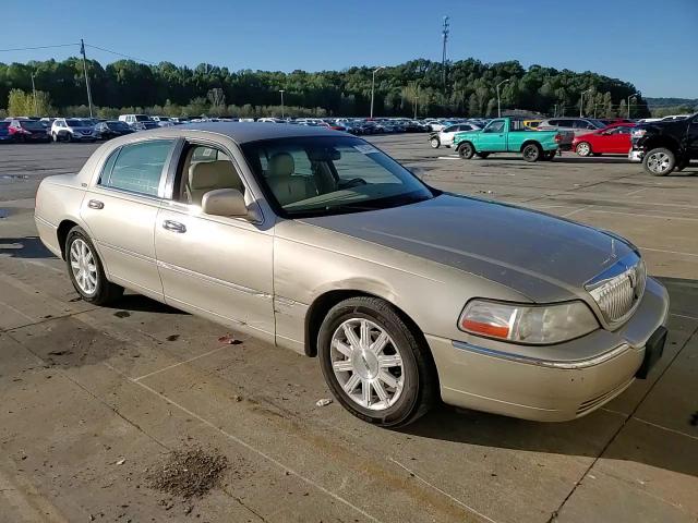 2009 Lincoln Town Car Signature Limited VIN: 2LNHM82V09X600400 Lot: 73922944