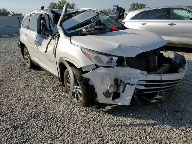 5TDJZRFH2KS567323 2019 Toyota Highlander Se