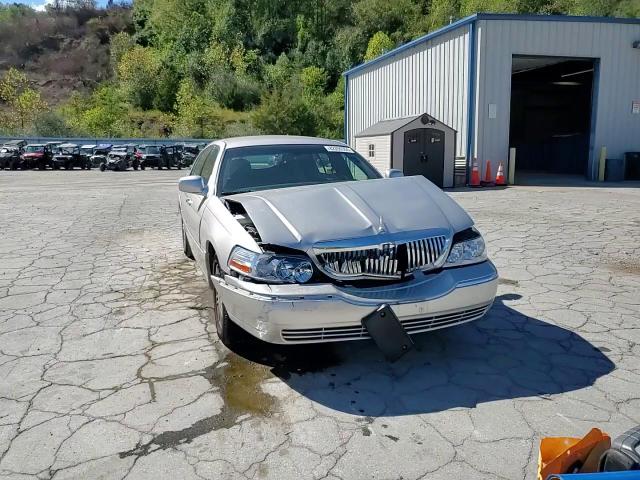 2010 Lincoln Town Car Signature Long Wheelbase VIN: 2LNBL8FV0AX752622 Lot: 82259355