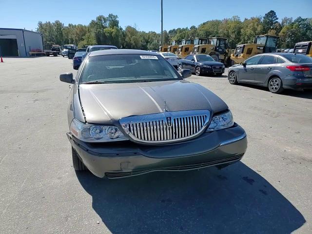 2003 Lincoln Town Car S VIN: 1LNHM82W03Y700402 Lot: 82439805